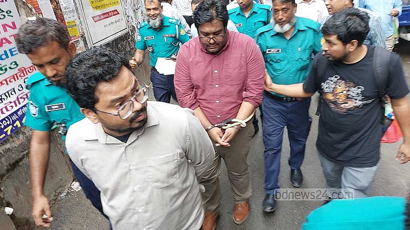 ফ্লাইট এক্সপার্টের তিন কর্মী গ্রেপ্তার হলেও মালিকের হদিশ নেই।