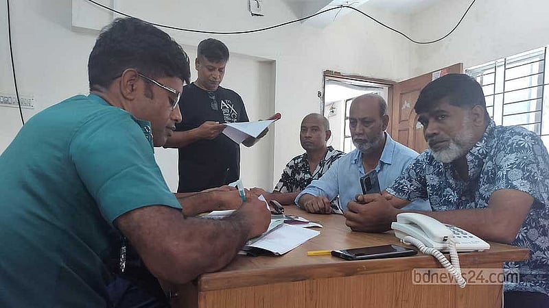 আদাবর থানায় মঙ্গলবার বেশ কয়েকজন বিভিন্ন অভিযোগ নিয়ে আসেন।