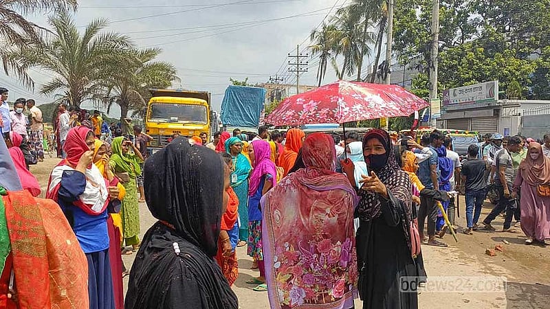 গত কয়েকদিন ধরেই একদল মানুষ বিভিন্ন কারখানার ফটকে গিয়ে গোলযোগ করছেন। এতে কারখানায় ছুটি দিতে বাধ্য হচ্ছে মালিকপক্ষ।