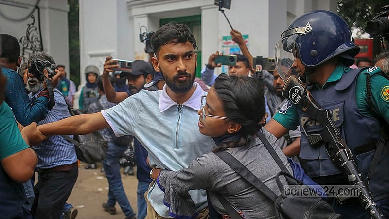 ৩১ জুলাই ২০২৪: ‘মার্চ ফর জাস্টিস’ কর্মসূচির সমর্থনে হাই কোর্ট অভিমুখে ঢাকা বিশ্ববিদ্যালয়ের শিক্ষক-শিক্ষার্থীদের পদযাত্রা থেকে এক শিক্ষার্থীকে পুলিশ আটকের চেষ্টা করলে তাকে রক্ষা করা চেষ্টা করেন সতীর্থ।