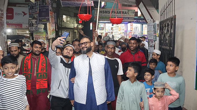 সমর্থকদের সঙ্গে সেলফিবন্দি জামায়াতের প্রার্থী মীর আহমাদ বিনকাসেম আরমান  