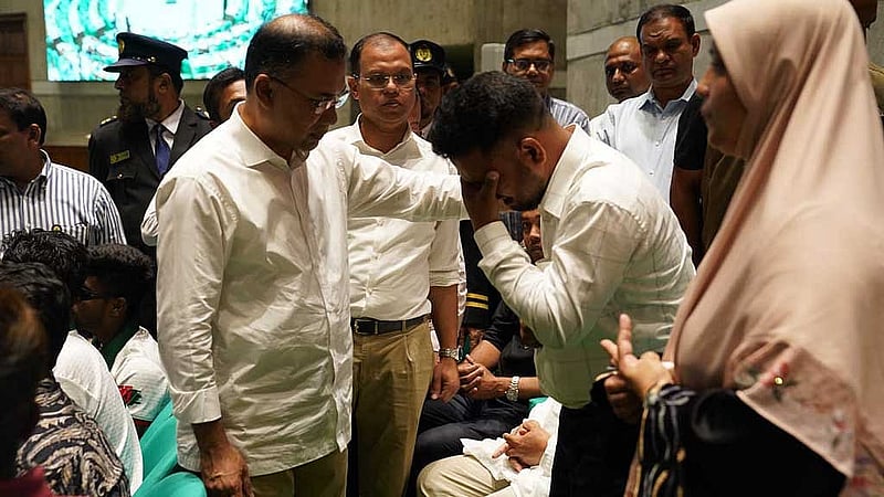 প্রধানমন্ত্রী তারেক রহমান রোববার সংসদের দর্শক গ্যালারিতে গিয়ে জুলাই আন্দোলনে নিহতদের পরিবার ও আহতদের সঙ্গে সাক্ষাৎ করেন। 