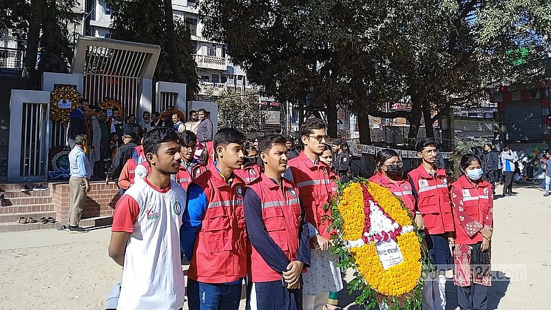 মিউনিসিপ্যাল মডেল হাইস্কল মাঠে অস্থায়ী স্মৃতি সৌধে ফুল দিয়ে শ্রদ্ধা জানিয়েছে রেড ক্রিসেন্ট সোসাইটি।