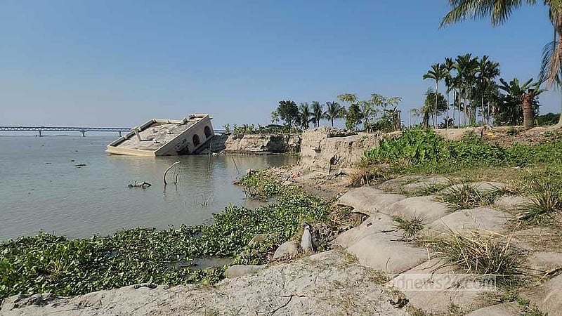 ভাঙনের শিকার হয়ে পাইনপাড়া আহম্মদ মাঝি কান্দি এলাকায় নদীতে পড়ে গেছে মফিজুল উলূম জামে মসজিদ।