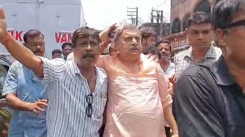আহত কল্যাণ বন্দ্যোপাধ্যায়কে সরিয়ে নিচ্ছেন তৃণমূল কর্মীরা। ছবি আনন্দবাজার পত্রিকা।