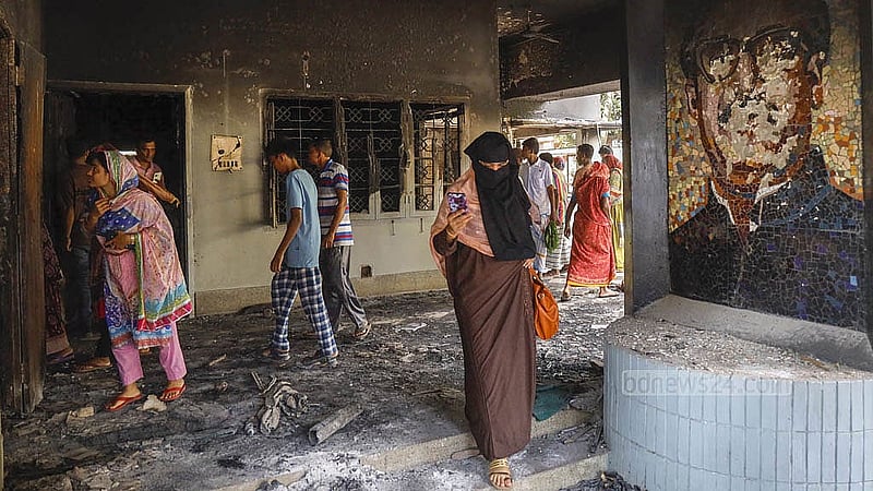গত ৫ অগাস্ট সরকার পতনের পর ধানমন্ডির ৩২ নম্বর সড়কে বঙ্গবন্ধু স্মৃতি জাদুঘর পুড়িয়ে দেওয়া হয়।
