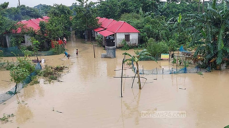 ময়মনসিংহের হালুয়াঘাট, ধোবাউড়া ও ফুলপুর উপজেলায় বন্যা পরিস্থিতির আরও অবনতি হয়েছে। নতুন করে প্লাবিত হয়েছে আরও ২৫টি গ্রাম। পানিবন্দি হয়ে আছেন দুই লক্ষাধিক বাসিন্দা। মঙ্গলবারের ছবি।