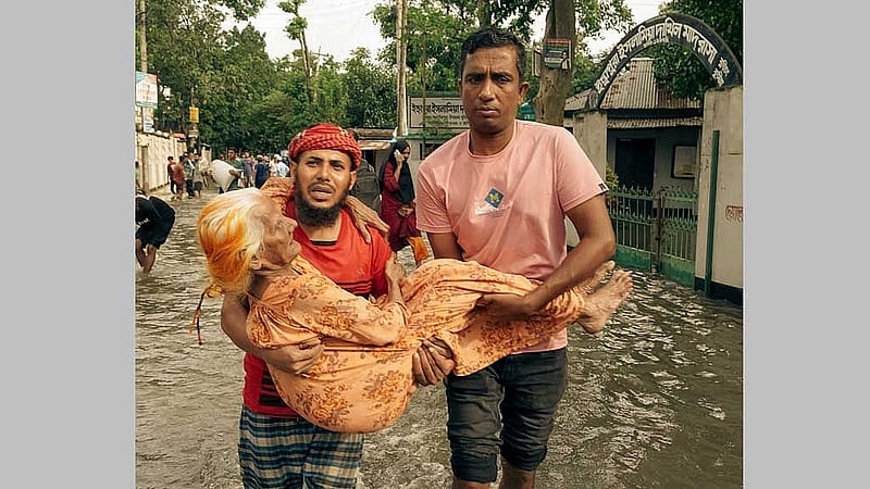কুমিল্লার বুড়িচংয়ের ইছাপুরায় শুক্রবার এক বয়স্ক নারীকে উদ্ধার করেন স্বজনরা। ছবি: মাহফুজুল হাসান