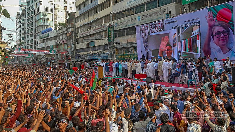 গণআন্দোলনে আওয়ামী লীগ সরকার পতনের পর অন্তর্বর্তী সরকারকে বিএনপি সময় দিতে রাজি থাকলেও এখন দ্রুত নির্বাচনের দাবি জানাচ্ছে। রাজধানীসহ বিভিন্ন স্থানে সভা-সমাবেশ ও আলোচনা সভার আয়োজন করছে দলটি, যেখানে দ্রুত নির্বাচন দেওয়ার দাবি তুলছেন দলটির শীর্ষস্থানীয় নেতারা।