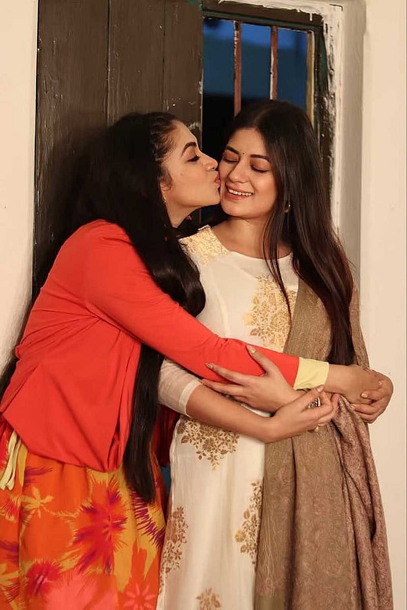 ‘নীলচক্র: ব্লু গ্যাং’ সিনেমার আরও অভিনয় করেছেন প্রিয়ন্তী ঊর্বী। ছবিতে আরেক অভিনেত্রী প্রিয়ন্তীর সঙ্গে মন্দিরা।