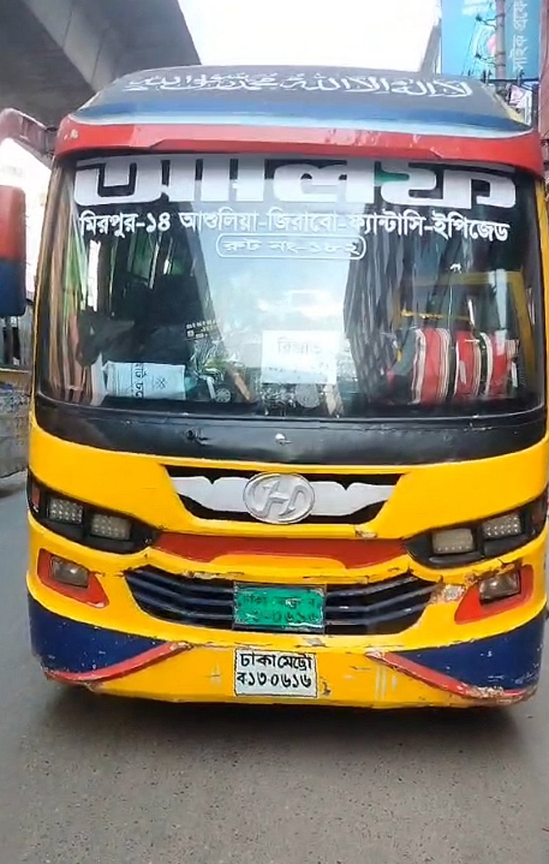 ঈদযাত্রায় বৃহস্পতিবার ঢাকার মিরপুর থেকে বরিশালের পথে আলিফ পরিবহনের এ বাস দিয়ে ট্রিপ চালানোর চেষ্টা আটকে দেন ক্ষুব্ধ যাত্রীরা।