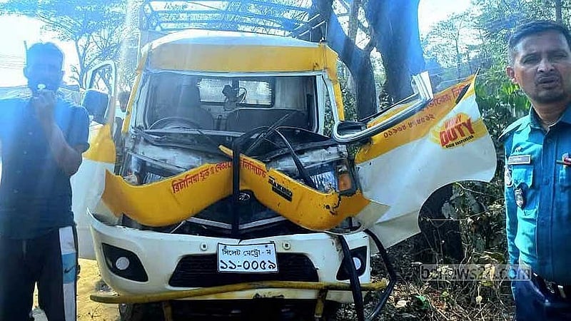 ট্রাকের পেছনে ধাক্কা দিয়ে ক্ষতিগ্রস্ত পিকআপ।