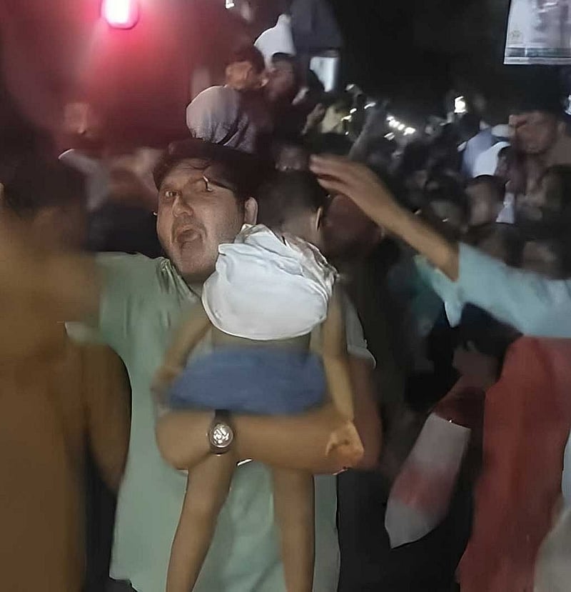 দুর্ঘটনার পর আয়েশাকে কোলে নিয়ে ছুটছেন তার বাবা। এই ছবিটি ফেইসবুকে ভাইরাল হয়েছে। 