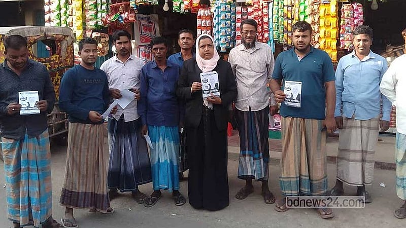 চট্টগ্রাম-২ আসনে ভোটারদের সঙ্গে স্বতন্ত্রী প্রার্থী জিন্নাত আকতার।