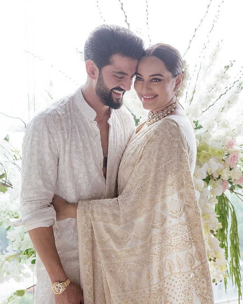 ‘দাবাং’ অভিনেত্রী সোনাক্ষী ফেইসবুকে ছবি পোস্ট করে লিখেছেন, “সাত বছর আগে এই দিনে একে অপরের মাঝে ভালোবাসার খোঁজ পেয়েছিলাম আমরা। পরিবার এবং সৃষ্টিকর্তার আশীর্বাদে বিয়ে সম্পন্ন হয়েছে। এখন থেকে অনন্তকাল পর্যন্ত ভালোবাসা নিয়ে একে অপরের সঙ্গে থাকব।” 