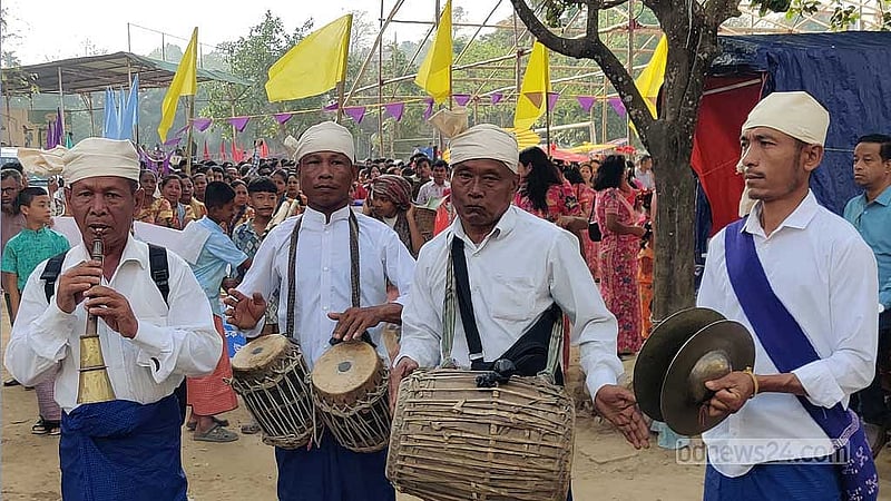 সাংগ্রাই বর্ষবরণের শোভাযাত্রায় মারমাদের ঐতিহ্যহাী একটি সাংস্কৃতিক দল।