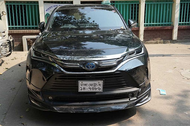প্রতারক মাসুমের কাছ থেকে উদ্ধার করা গাড়ি।