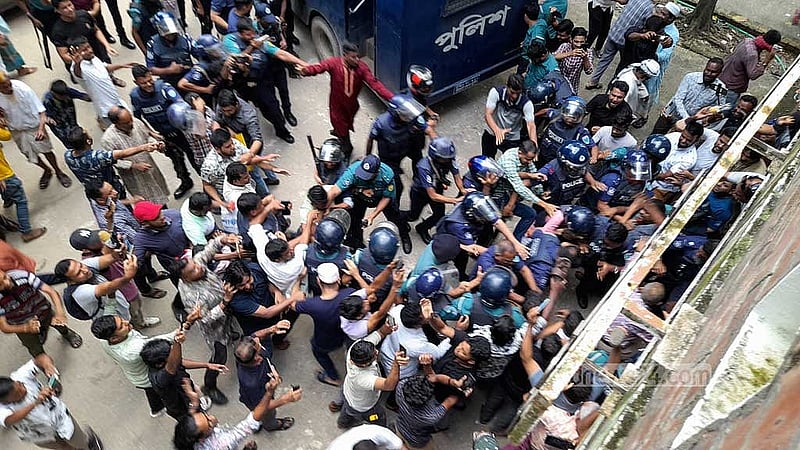 সিলেটের আদালত প্রাঙ্গণে জনতার হামলার শিকার হন সাবেক বিচারপতি মানিক।