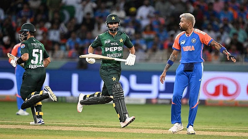 মাঠের লড়াইয়ে পাকিস্তানকে উড়িয়ে দেয় ভারত। ছবি: ইন্ডিয়ান ক্রিকেট টিম ফেইসবুক।