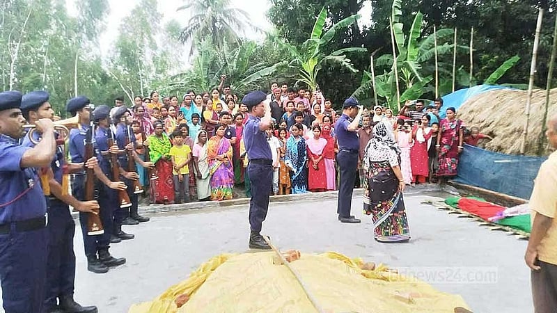 ১৩ মে সকালে রাণীশংকৈল উপজেলার নন্দুয়ার ইউনিয়নের বলিদ্বারা গ্রামে পূর্ণ রাষ্ট্রীয় মর্যাদায় টেপরি রাণী বর্মণের শেষকৃত্য সম্পন্ন হয়। উপজেলা প্রশাসন ও পুলিশের পক্ষ থেকে তাকে ‘গার্ড অব অনার’ প্রদান করা হয়।