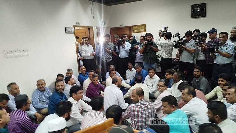 এনআইডি সেবা ইসির অধীনে রাখার দাবি জানিয়ে গত ৬ মার্চ আগারগাঁওয়ে নির্বাচন ভবনে অবস্থান কর্মসূচি পালন করেন ইসি সচিবালয়ের কর্মকর্তা-কর্মচারীরা। ফাইল ছবি