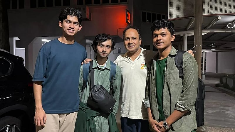 ‘টিম লেইজিগো’-এর সদস্যদের সঙ্গে লেখক (ডান থেকে দ্বিতীয়)।