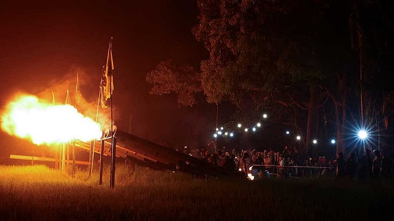 চাঁদ রাতে স্টিলের কামানের গোলা ফুটিয়ে ঈদ উদ্যাপন শুরু মালয়েশিয়ায়। ছবি: রয়টার্স