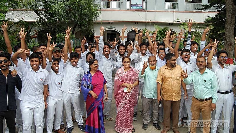 বরিশাল জিলা স্কুলের সামনে শিক্ষার্থীরা আনন্দ-উল্লাস করছে।