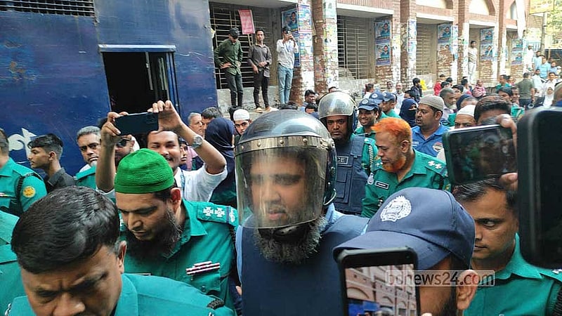 অর্থপাচারের মামলায় মঙ্গলবার আদালতে তোলা হয় সাদিক অ্যাগ্রোর চেয়ারম্যান ইমরান হোসেনকে।