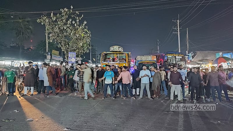 এক নারী শিক্ষার্থীকে হেনস্তা করার পর অটোরিকশা থেকে ফেলে দেওয়ার প্রতিবাদে নোয়াখালীর চৌমুহনীতে বুধবার রাতে সড়ক অবরোধ করেছেন শিক্ষার্থীরা।