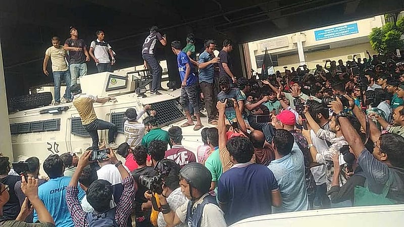 বৃহস্পতিবার শাহবাগে পুলিশের একটি সাঁজোয়া গাড়ি ও জলকামান ভাঙচুরের অভিযোগে বাহিনীর পক্ষ থেকেও অজ্ঞাতদের আসামি করে মামলা করা হয়েছে।