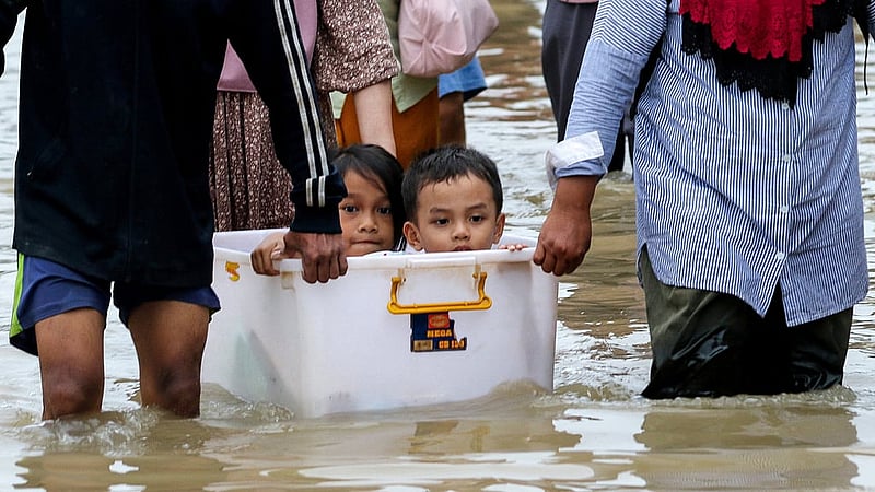 প্লাস্টিক কন্টেইনারে করে শিশুদের নিরাপদ স্থানে সরিয়ে নেওয়া হচ্ছে। ছবি: রয়টার্স 