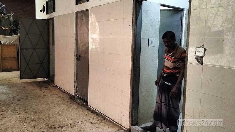 সোহরাওয়ার্দী হাসপাতালের একটা শৌচাগার কক্ষের বাইরের চিত্র।