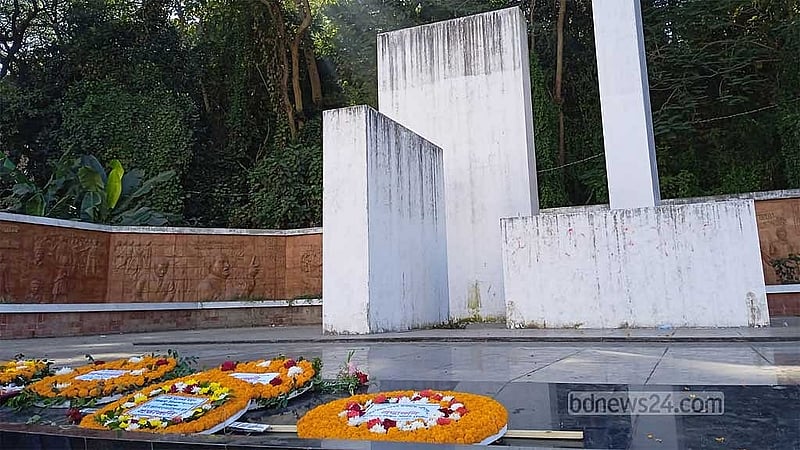 চট্টগ্রাম কেন্দ্রীয় শহীদ মিনারের কাজ শেষ হলেও আনুষ্ঠানিকভাবে শ্রদ্ধা নিবেদনের জন্য খুলে দেওয়া হয়। তারপরও সেমবার বিজয় দিবসে কিছু সংগঠন ও ব্যক্তি সেখানে শ্রদ্ধা জানায়। 