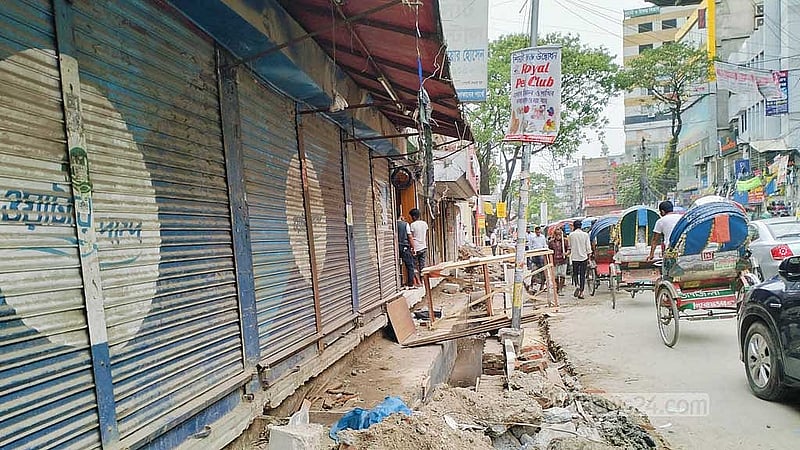 তাজমহল রোডে চলছে একপাশের ফুটপাত সংস্কারের কাজ