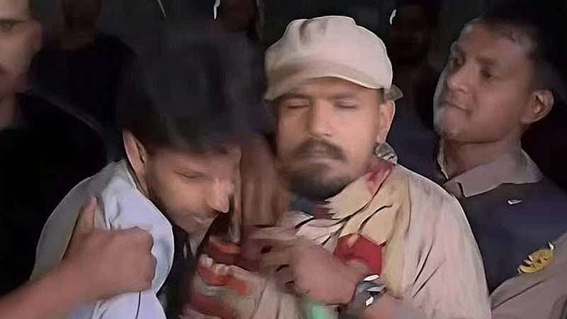 পুলিশের আক্রমণের শিকার ঢাকা বিশ্ববিদ্যালয়ের শিক্ষার্থী নাঈম উদ্দিন। ছবি: ভিডিও থেকে