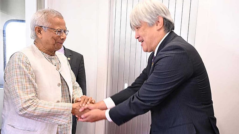 জাপানের নারিতা আন্তর্জাতিক বিমানবন্দরে প্রধান উপদেষ্টা মুহাম্মদ ইউনূস। ছবি: পিআইডি