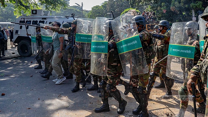 আইনশৃঙ্খলা বাহিনীর ব্যারিকেড ভেঙে ছাত্রজনতা মিছিল নিয়ে ধানমন্ডি ৩২ নম্বরে প্রবেশ করতে চাইলে সেনাসদস্যরা তাদের ছত্রভঙ্গ করে দেন।