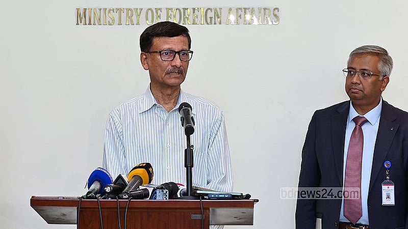 পররাষ্ট্র মন্ত্রণালয়ে বৃহস্পতিবার বিফ্রিংয়ে পররাষ্ট্র উপদেষ্টা তৌহিদ হোসেন।