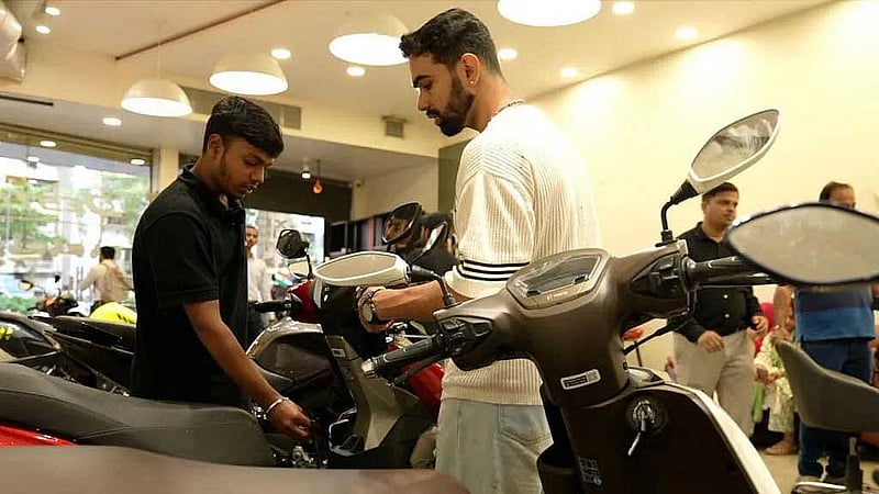 হিরো মোটোকর্পের একটি বিক্রয়কেন্দ্রে ক্রেতার ভিড়।