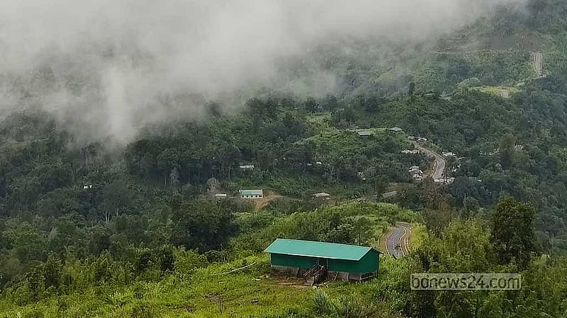 কেওক্রাডং পাহাড় চূড়া থেকে দেখা যায় বম সসম্প্রদায়ের দার্জিলিং পাড়া