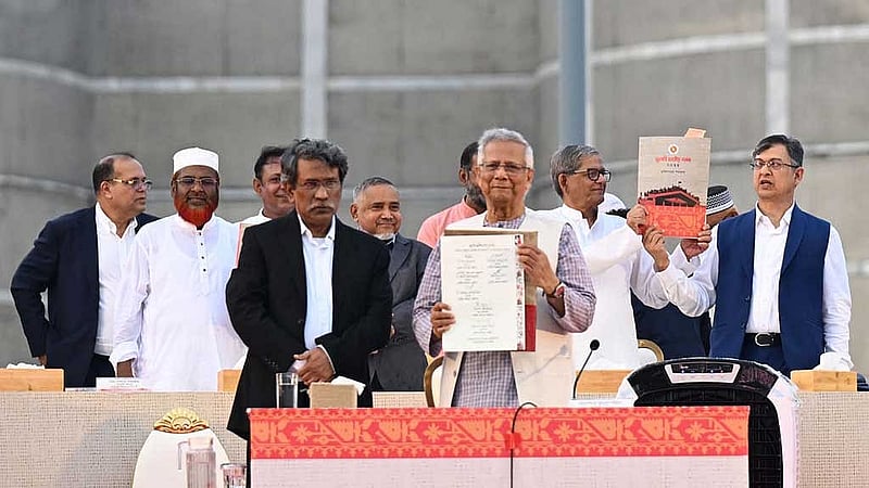 জাতীয় সংসদের দক্ষিণ প্লাজায় প্রধান উপদেষ্টা মুহাম্মদ ইউনূসের উপস্থিতিতে জুলাই সনদে স্বাক্ষর করে বিএনপি-জামায়াতসহ বিভিন্ন দল ও জোট।