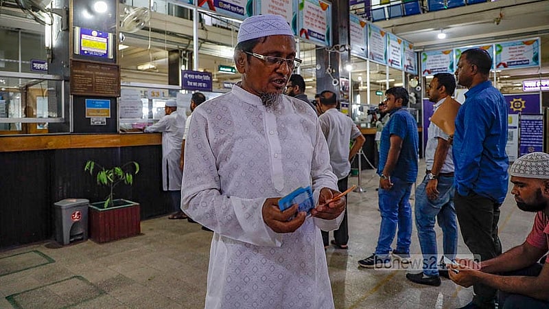 পাঁচ দিন পর খুলেছে ব্যাংক, অস্থিরতার এই সময়ে নগদ টাকার সংকটে ভুগেছেন অনেকেই।