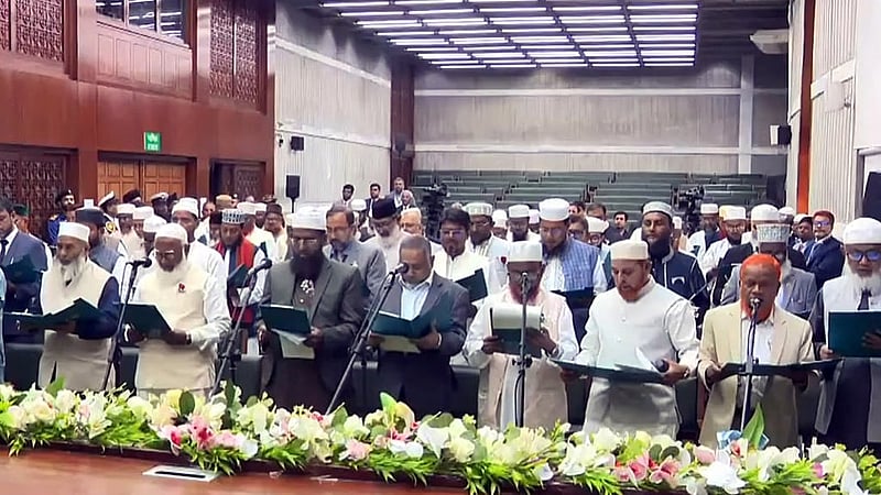 জামায়াতে ইসলামীর নতুন এমপিরা মঙ্গলবার সংসদ ভবনের শপথপক্ষে এমপি ও সংবিধান সংস্কার পরিষদের সদস্যের শপথ নেন। 
