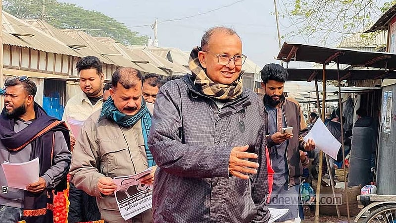 মাদারীপুর-১ আসনের নির্বাচনে প্রচার চালাচ্ছেন বিএনপির ‘বিদ্রোহী’ সাজ্জাদ হোসেন সিদ্দিকী।