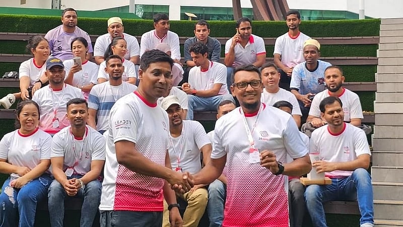 ‘টোয়েন্টিফোরএশিয়া’-এর সদস্যদের সঙ্গে নাজমুল খান (বাঁয়ে)।