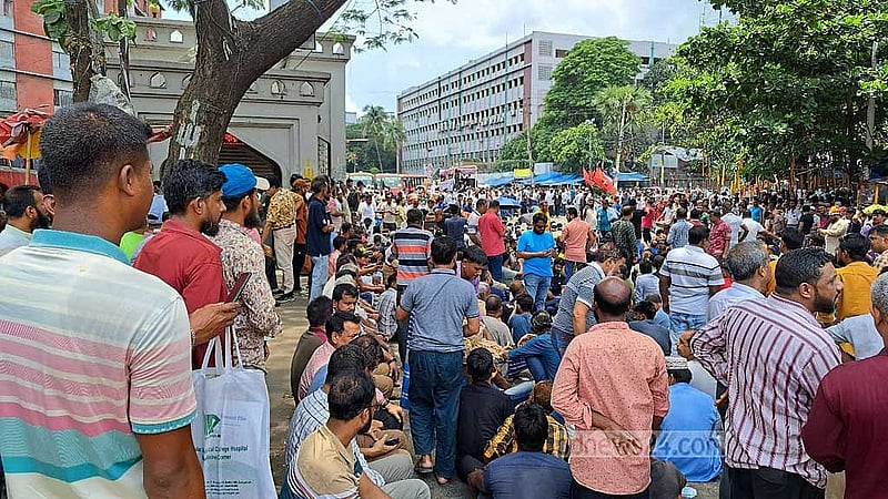 ইশরাক সমর্থকদের ‘ব্লকেড’ কর্মসূচির কারণে নগর ভবনের সামনের রাস্তায় যান চলাচল বন্ধ থাকে।  