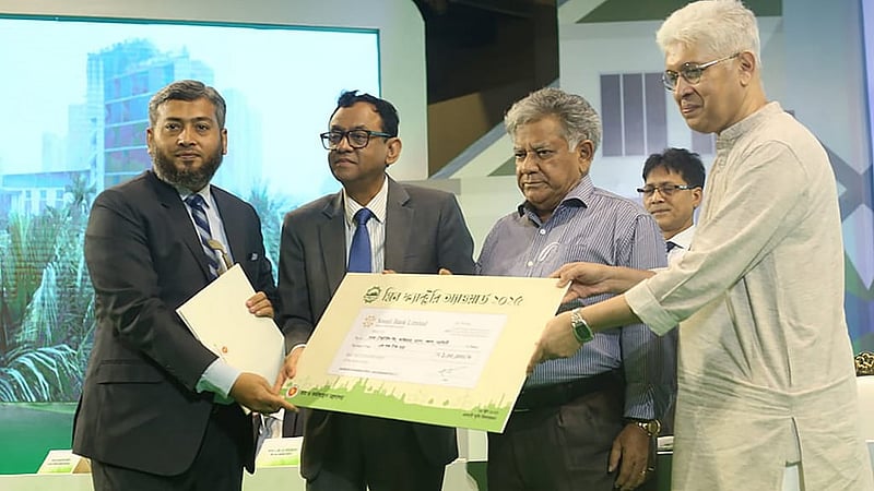 চরকা টেক্সটাইলের পক্ষে পুরস্কার নেন প্রতিষ্ঠানটির নির্বাহী পরিচালক মোহাম্মদ শাহান শাহ আজাদ। 