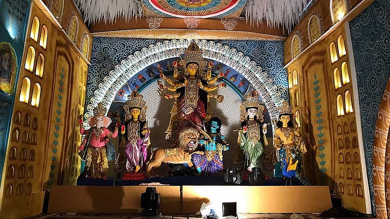 চট্টগ্রাম নগরীর গোসাইলডাঙ্গা একতা গোষ্ঠীর পূজার আয়োজন এবার ১৩০তম। এবারের থিম ‘দুর্গা স্ব-রূপা’।