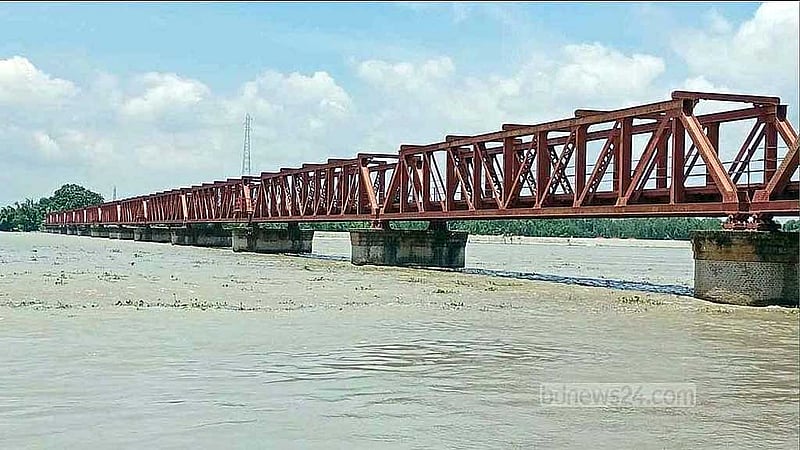 উজান থেকে নেমে আসা পাহাড়ি ঢল আর টানা ভারী বৃষ্টিপাতে তিস্তা নদীতে। 